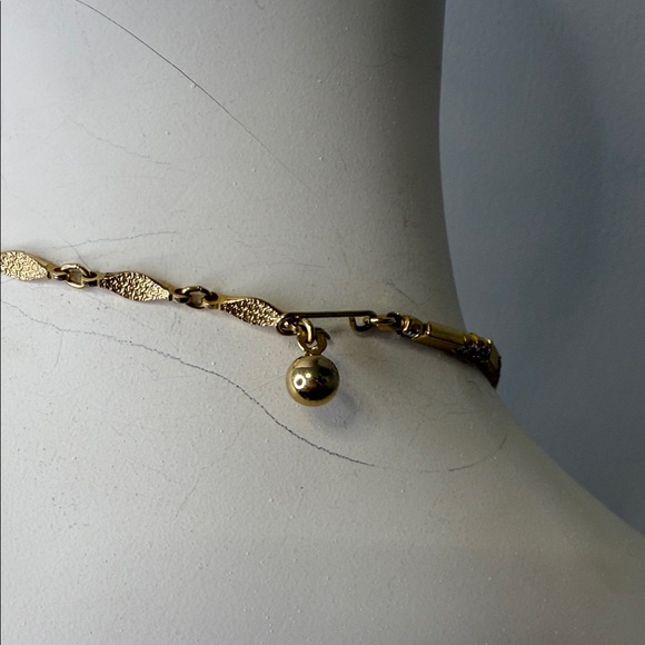 Vintage Gold Leaf Necklace with rhinestones - Picture 3 of 3